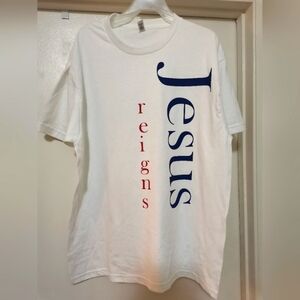 NWT JESUS REIGNS UNISEX T SHIRT.